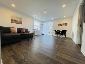Posezení v ubytování aday - Elegant Apartment with Terrace