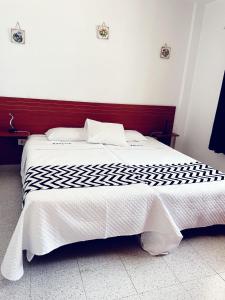 Una cama o camas en una habitación de Apartamentos azayara