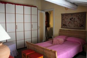 Tempat tidur dalam kamar di L'Oleandro sul Lago d'Iseo B&B