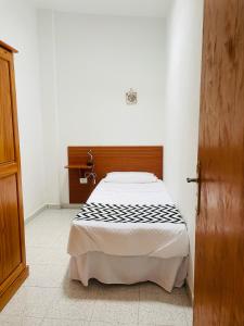 1 dormitorio con 1 cama en una habitación en Apartamentos azayara, en La Frontera