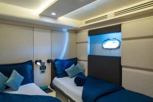Holiday yacht in Dubai في دبي: غرفة صغيرة بسريرين في الطائرة