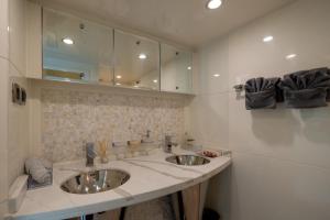2 lavabos en un baño con 2 espejos en Holiday yacht in Dubai en Dubái