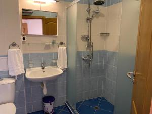 a bathroom with a sink and a toilet and a shower at Guest House Golden Flake 4km from Bolata beach in Bŭlgarevo