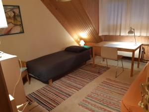 ein kleines Schlafzimmer mit einem Bett und einem Tisch in der Unterkunft Rustherberg in Valthermond