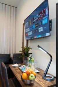 TV i/ili multimedijalni sistem u objektu Varese Suites