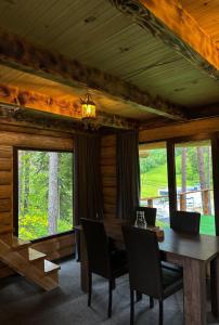 Posezení v ubytování Hut In Hatsvali