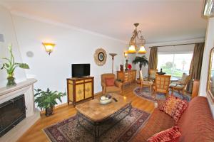 sala de estar con sofá y mesa en Antelius 82 - Clever Details, en Vilamoura
