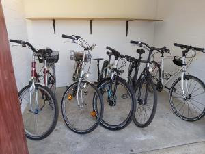 four bikes are lined up against a wall at Casa de Thomas in Glückstadt