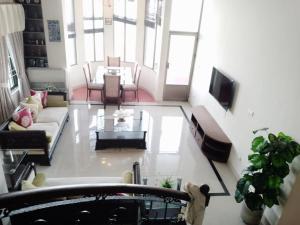 Khaira Gali的住宿－Noor Villa，客厅配有沙发和桌子