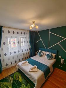 una camera da letto con un letto e due asciugamani di Noua Apartment a Braşov