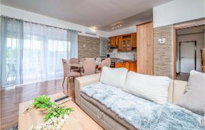 ein Wohnzimmer mit einem Sofa und einem Tisch in der Unterkunft 2 Bedroom Gorgeous Apartment In Nedescina in Nedeščina