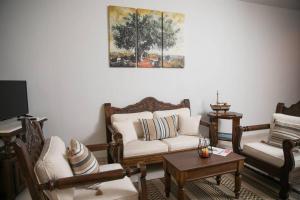 Et opholdsområde på Aegina Town Apartment , with Private Parking