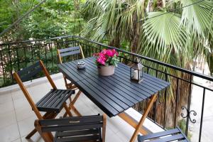 En have udenfor Aegina Town Apartment , with Private Parking