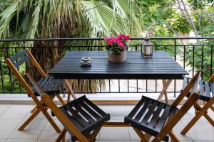 En balkon eller terrasse på Aegina Town Apartment , with Private Parking