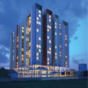 un grande edificio blu con le luci accese di Modern 1-Bedroom Unit 5 mins from CBD a Nairobi