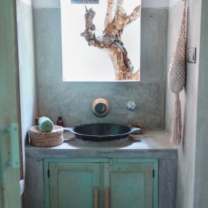 a bathroom with a sink and a mirror at Arawe Retreat in Ella