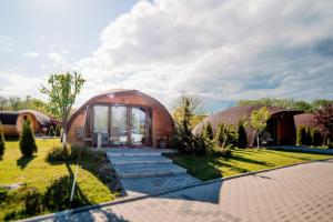 una casa con una casa en forma de cúpula en un patio en Montana Garden, en Răşinari