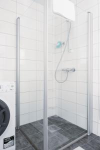 um chuveiro com uma porta de vidro na casa de banho em Stay Urban - Perfect location em Bergen