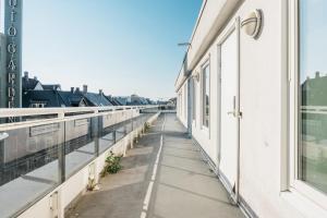 uma vista para uma varanda a partir de um edifício em Stay Urban - Perfect location em Bergen