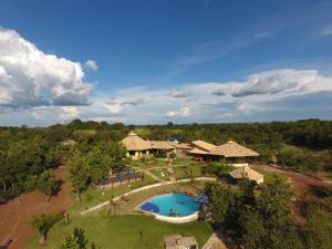 uma vista aérea de um resort com uma piscina em MIRANTE DO CERRADO em Nobres