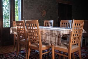 comedor con mesa y 6 sillas en Chri Chri Guesthouse, en Përmet