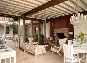 sala de estar con sofá y chimenea en La Corrala del Realejo, en Granada