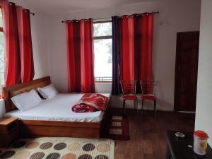 Bhandari Cottages tesisinde bir odada yatak veya yataklar