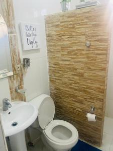 a bathroom with a toilet and a sink at Casa valle verde I in Santiago de los Caballeros