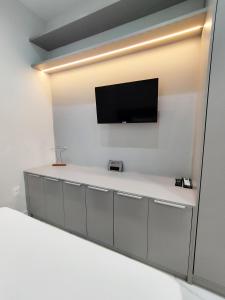 uma sala com uma TV de tela plana na parede em C3 STUDIO no Rio de Janeiro