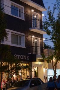 Un grupo de personas de pie frente a una tienda en HotelN26, en Mar del Plata