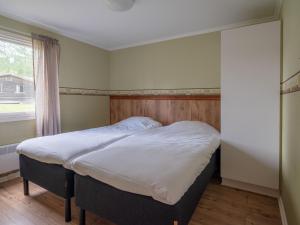 - un lit dans une chambre avec fenêtre dans l'établissement Selmas Gård, à Östra Ämtervik