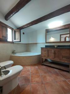 托德拉的住宿－Casa Cuatro Vientos，带浴缸、卫生间和盥洗盆的浴室