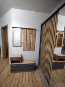 una habitación con dos cajas en la pared y un espejo en Apartament Emilia en Busko-Zdrój
