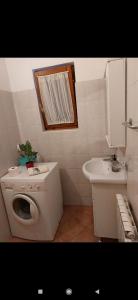 Apartments Graciela في بولا: حمام أبيض مع حوض ومرحاض ومغسلة