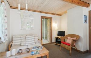 - un salon avec un canapé et une table dans l'établissement 2 Bedroom Pet Friendly Apartment In Tranekr, à Skattebølle
