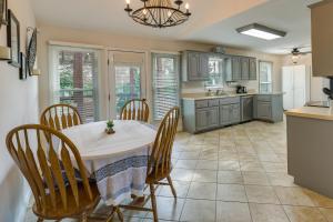 uma cozinha com mesa e cadeiras num quarto em Single-Story Webb City Home with Deck and Gas Grill! em Joplin