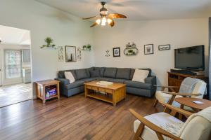 ein Wohnzimmer mit einem Sofa und einem TV in der Unterkunft Single-Story Webb City Home with Deck and Gas Grill! in Joplin