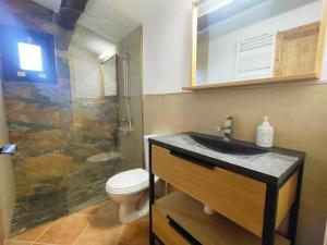 La salle de bains est pourvue d'un lavabo, d'une douche et de toilettes. dans l'établissement Casa Cuatro Vientos, à Tordera