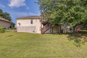 ein Haus mit einer Garage und einem Baum in der Unterkunft Single-Story Webb City Home with Deck and Gas Grill! in Joplin