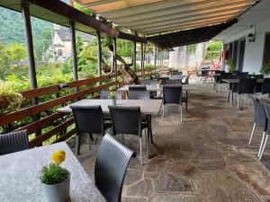 un restaurante con mesas y sillas en un patio en Antica Trattoria del Boden, en Ornavasso