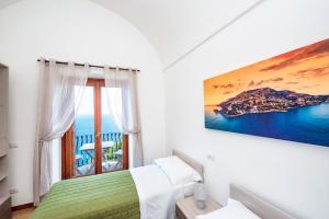 - une chambre avec une fenêtre donnant sur l'océan dans l'établissement Casa Rosaria, à Conca dei Marini
