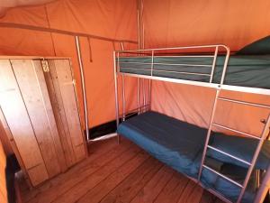 a room with two bunk beds on a boat at Le Lodge du Hibou in Quarré-les-Tombes