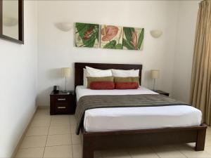 PrainhaにあるImo Blue Seaのベッドルーム1室(大型ベッド1台、赤い枕2つ付)