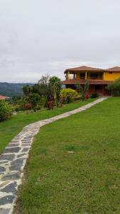 einen Steinweg, der zu einem Haus führt in der Unterkunft Casa en el aire, Finca el Paraíso in La Selva