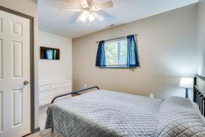 um quarto com uma cama e uma ventoinha de tecto em Zanesville Vacation Rental 2 Mi to Downtown! em Zanesville