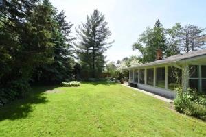 un patio vacío junto a una casa en Cozie cottage at Niagara-On-The-Lake en Queenston