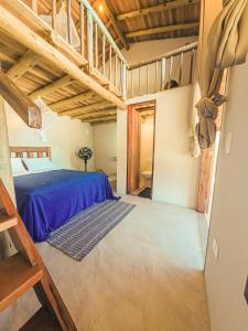 um quarto com uma cama num quarto com tectos em madeira em Chalé na Praia de Ponta Negra em Ponta Negra