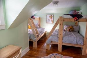 2 Etagenbetten in einem Zimmer mit einer Treppe in der Unterkunft The Victorian Inn- New Listing! in Oak Hill