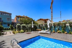 een zwembad in het midden van een houten terras met bij HM - Segredo do Porto in Porto