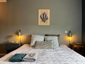 a bedroom with a bed with two towels on it at Les Ecureuils, chambre au calme in Bussy-la-Pesle